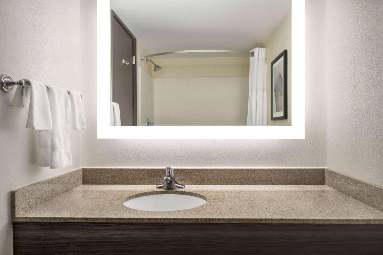 Ramada By Wyndham Bethlehem Hotel 3*